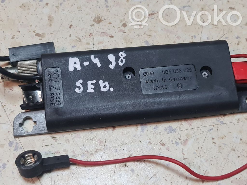 Audi A4 S4 B5 8D Pystyantennivahvistin 