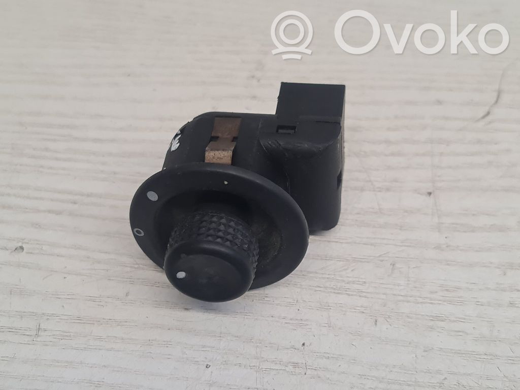 Wing mirror switch   33534F