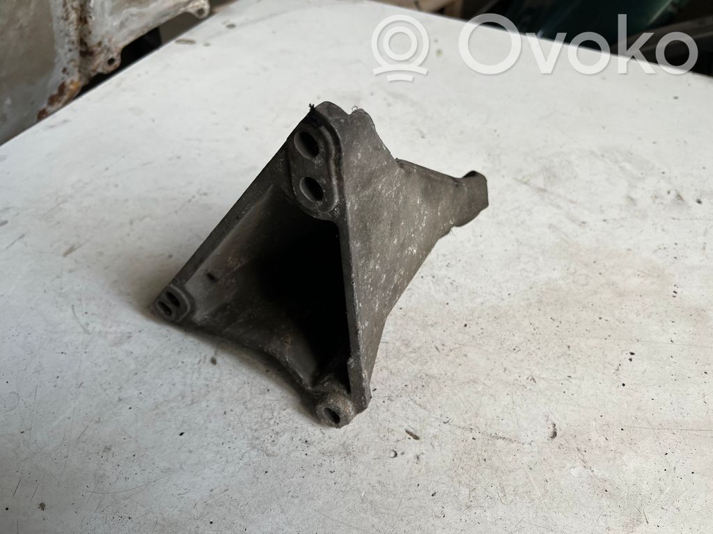 Volkswagen PASSAT B5 Engine mounting bracket 