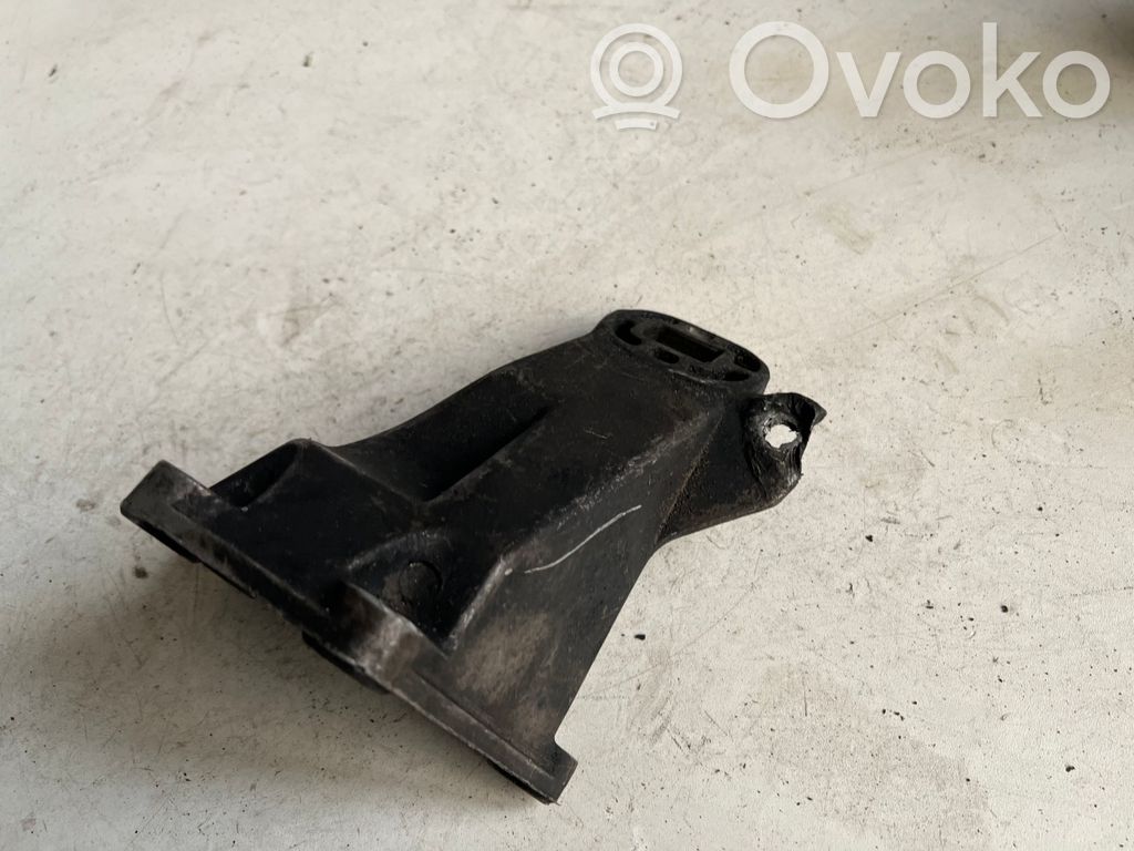 Audi 100 S4 C4 Engine mounting bracket 