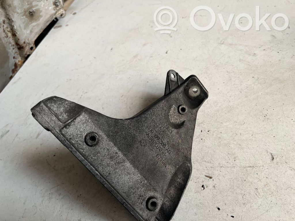 Volkswagen PASSAT B5.5 Engine mounting bracket 