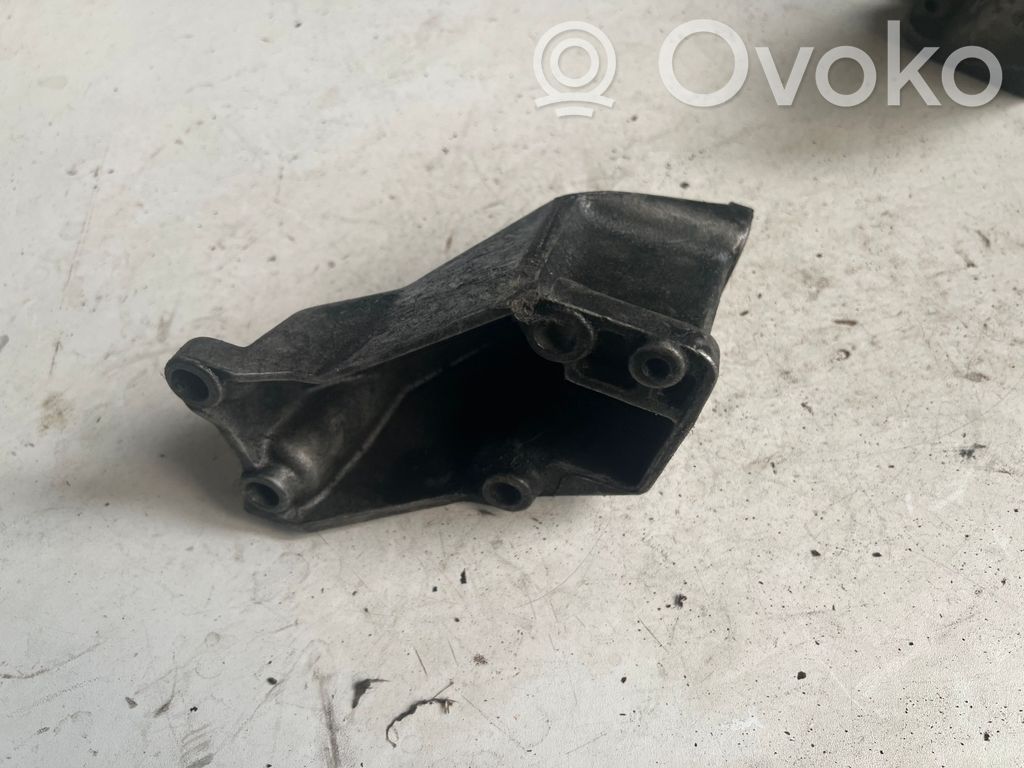 Audi A4 S4 B5 8D Engine mounting bracket 