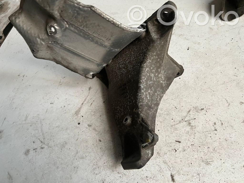 Engine mounting bracket   8D0199308F