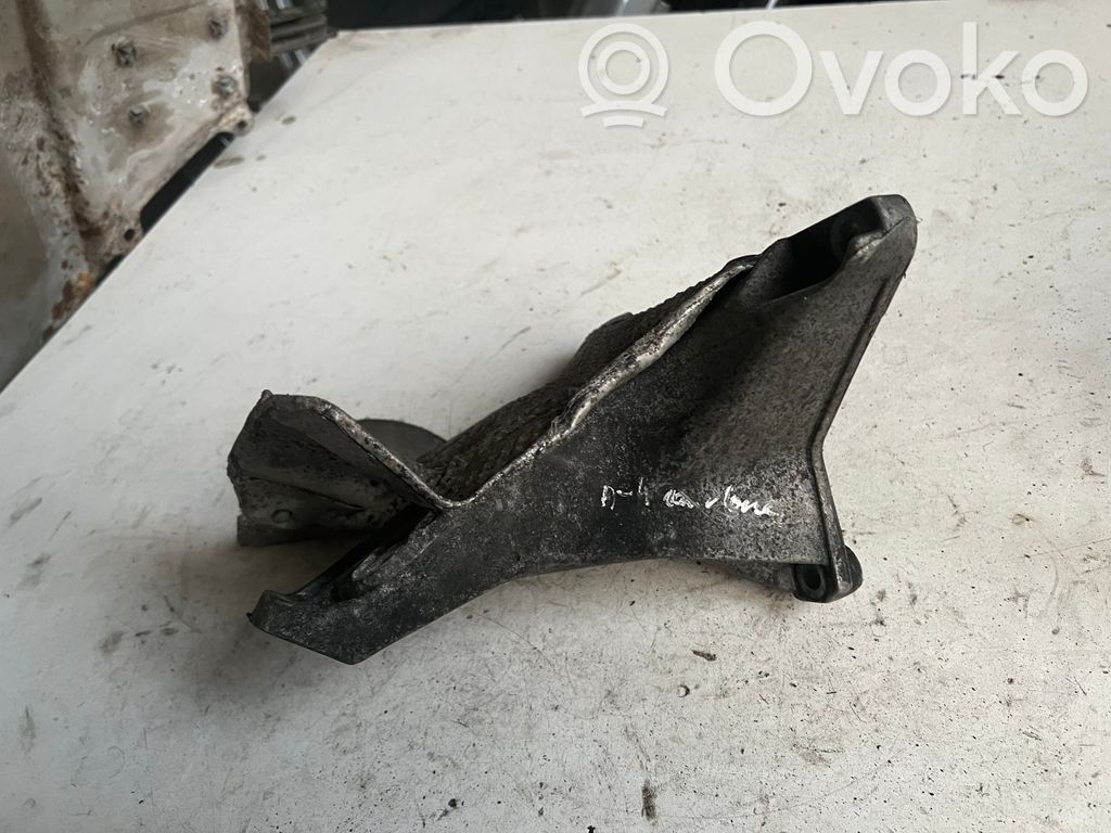Audi A4 S4 B5 8D Engine mounting bracket 