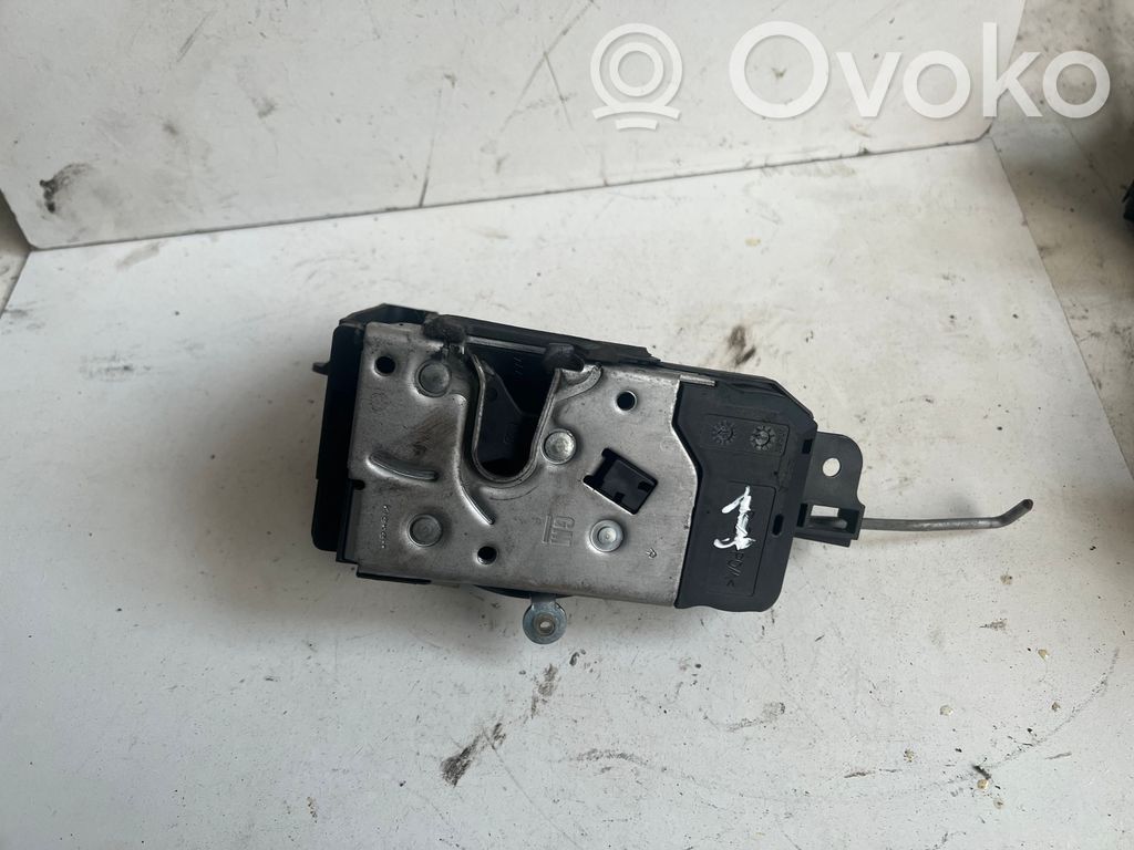 Opel Astra H Front door lock 