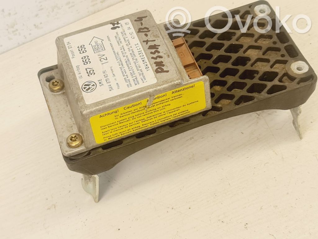 Volkswagen PASSAT B4 Airbag control unit/module 