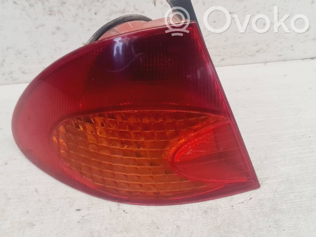 Toyota Avensis T220 Aizmugurējais lukturis virsbūvē 