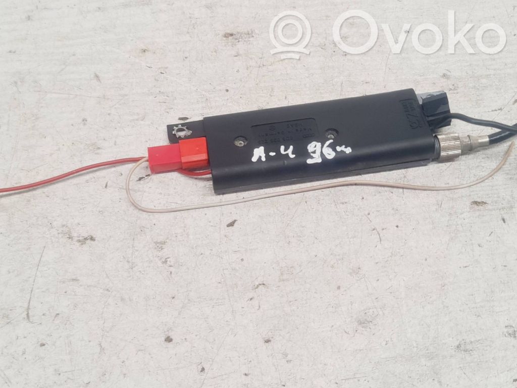 Audi A4 S4 B5 8D Pystyantennivahvistin 