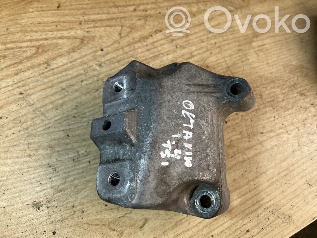 Skoda Octavia Mk2 (1Z) Gearbox mounting bracket 