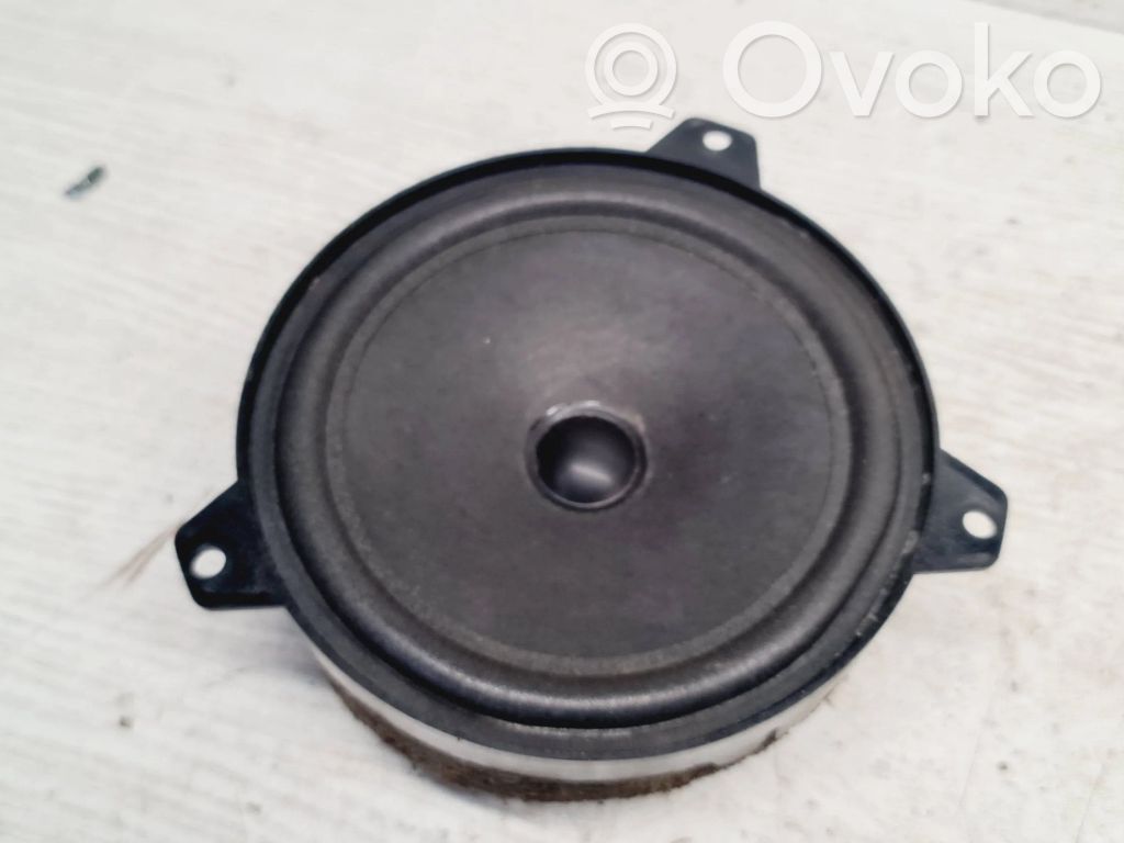 BMW 3 E46 Garsiakalbis (-iai) galinėse duryse 