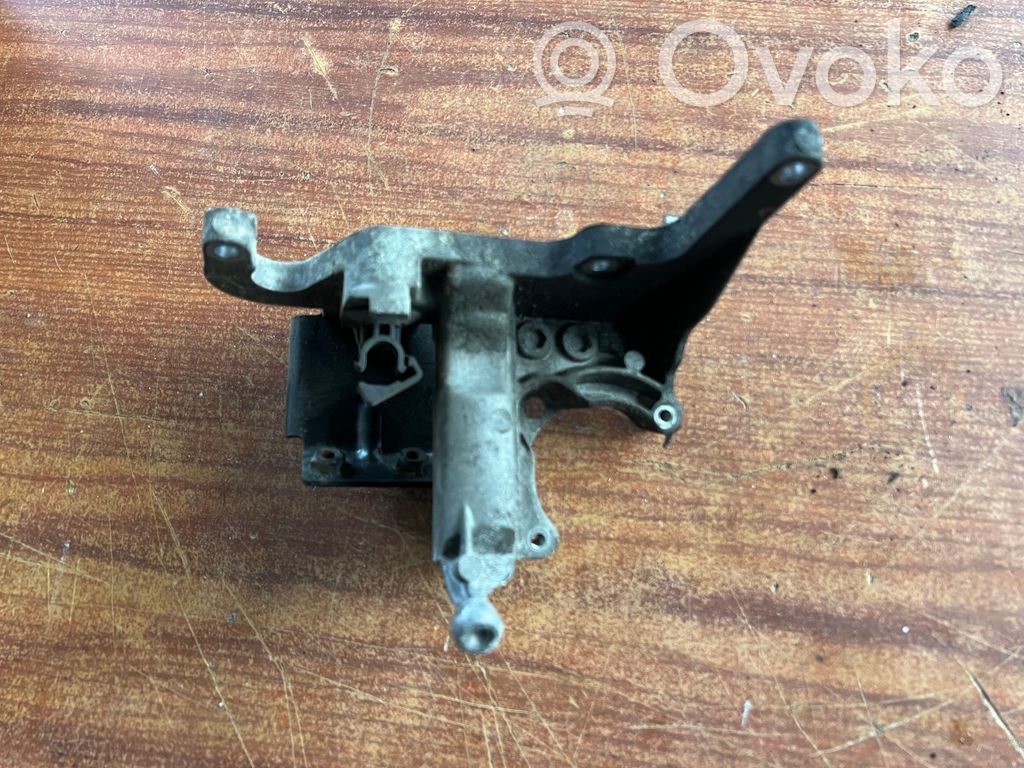 Ford Focus Engine mounting bracket 