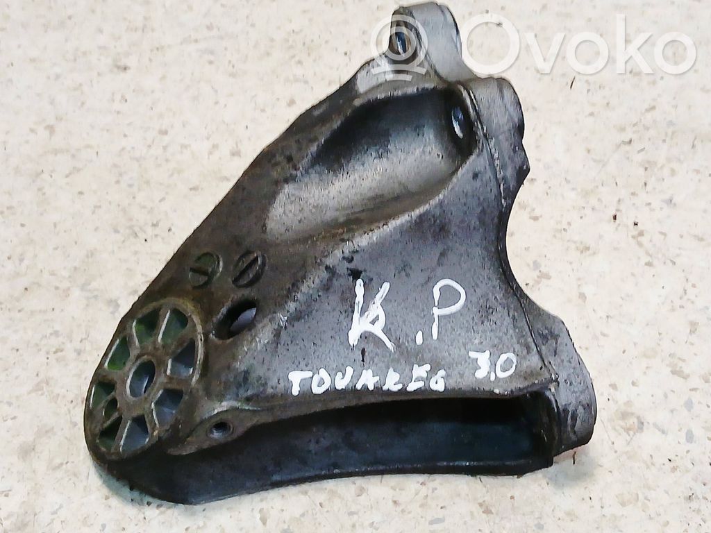 Volkswagen Touareg I Engine mounting bracket 