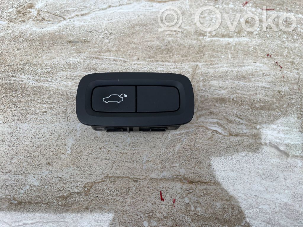 Volvo C40 Przycisk otwierania klapy bagażnika 