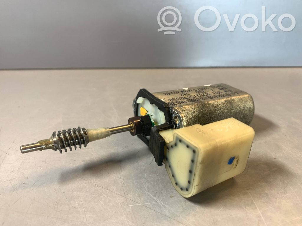 BMW 1 E82 E88 Front door window regulator motor 