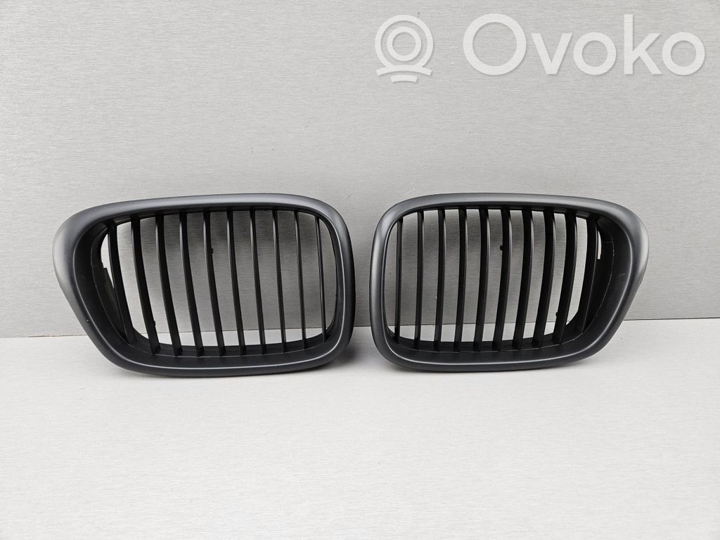 BMW 5 E39 Augšējais režģis 