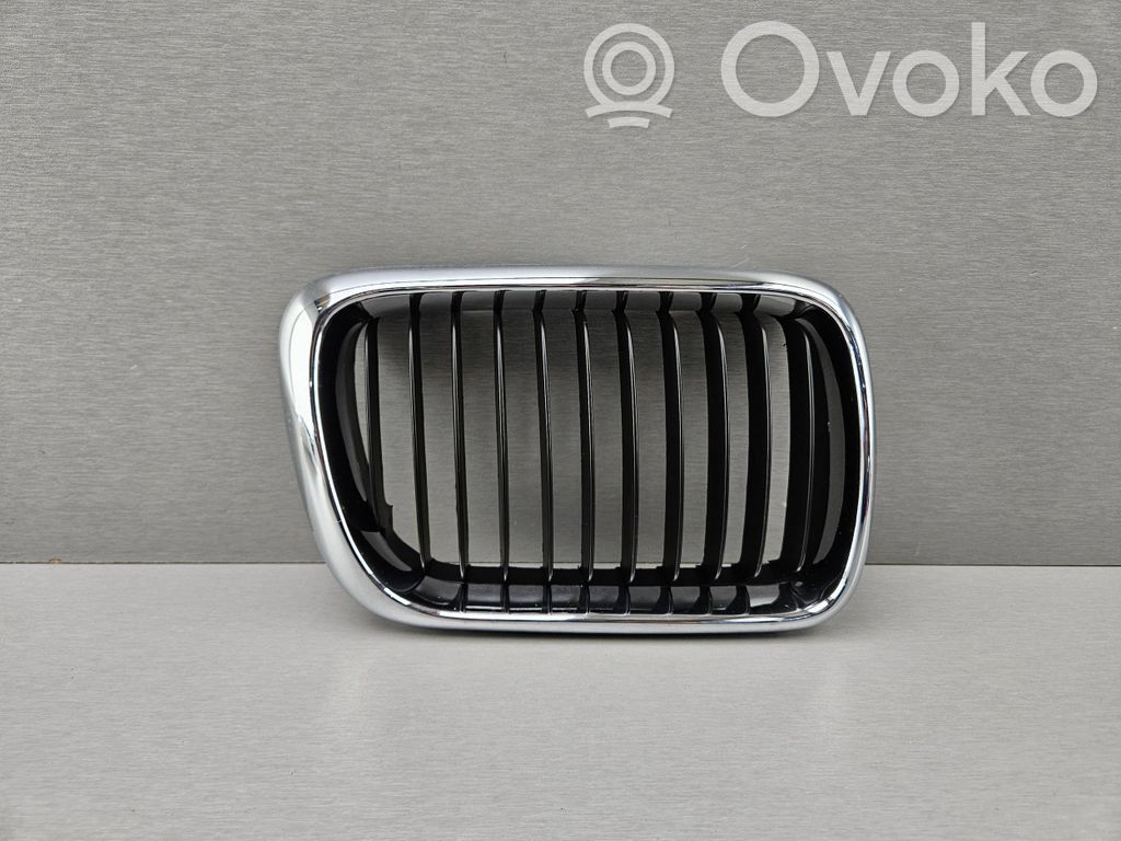 BMW 3 E36 Grille calandre supérieure de pare-chocs avant 