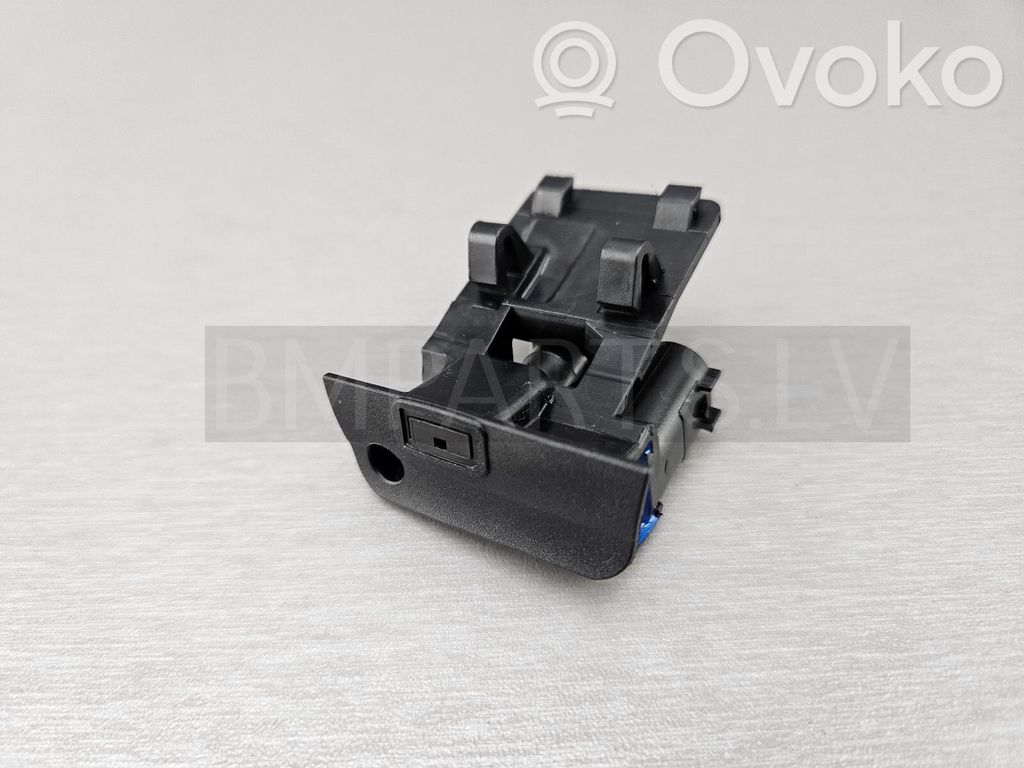 BMW X5 E70 Windshield washer spray nozzle 