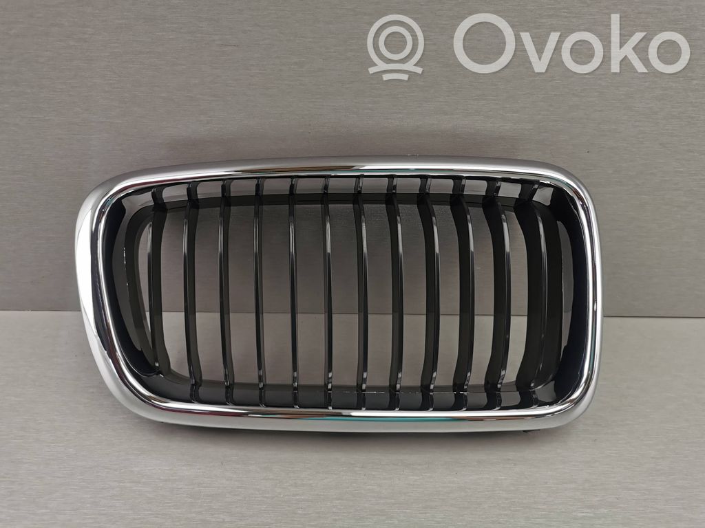 BMW 7 E38 Augšējais režģis 