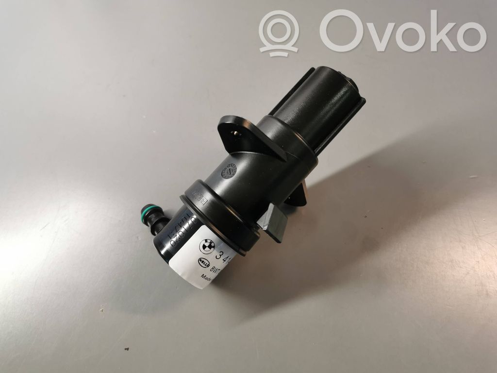 BMW X3 E83 Dysza spryskiwacza lampy przedniej 