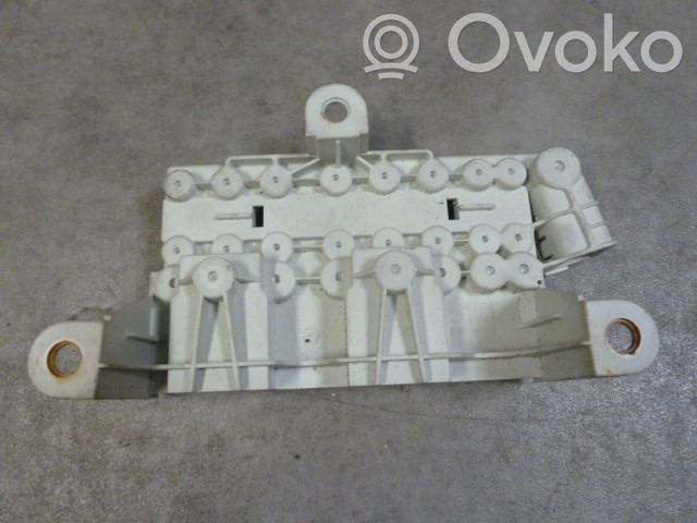 BMW 5 E39 Saugiklių blokas 