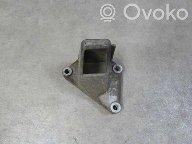 Volvo 940 Engine mounting bracket 