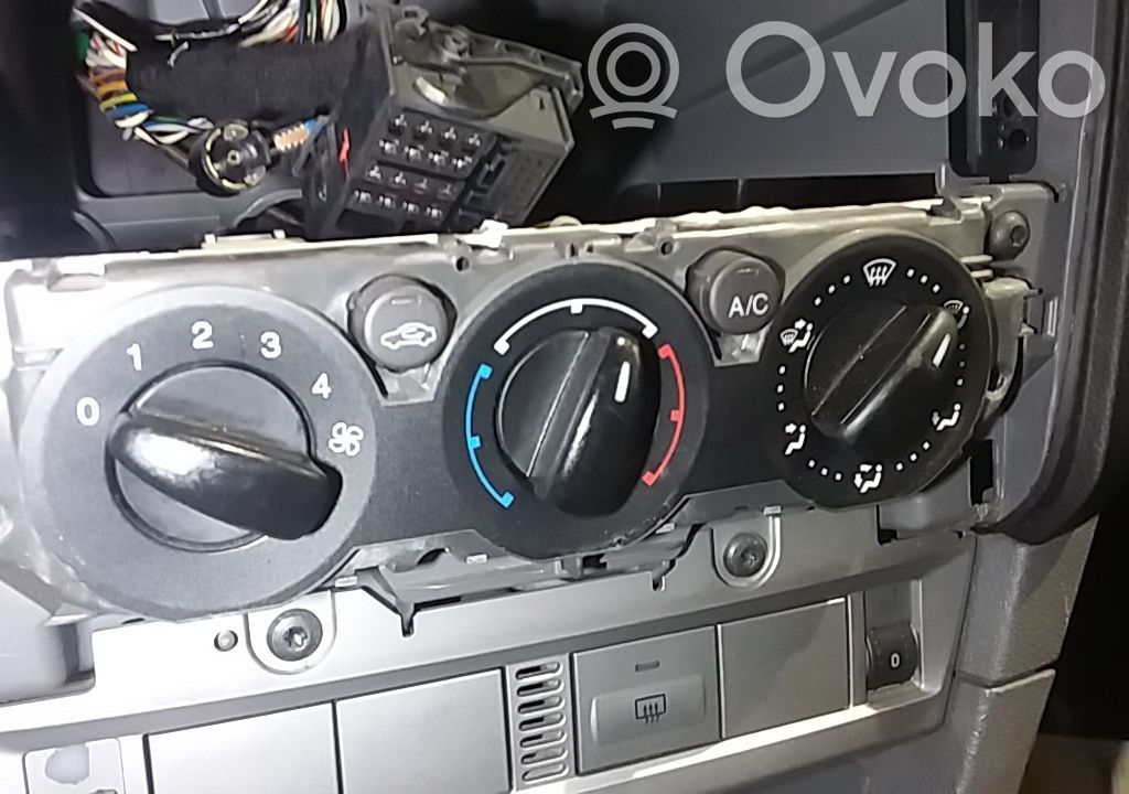 Climate control unit   1670887
