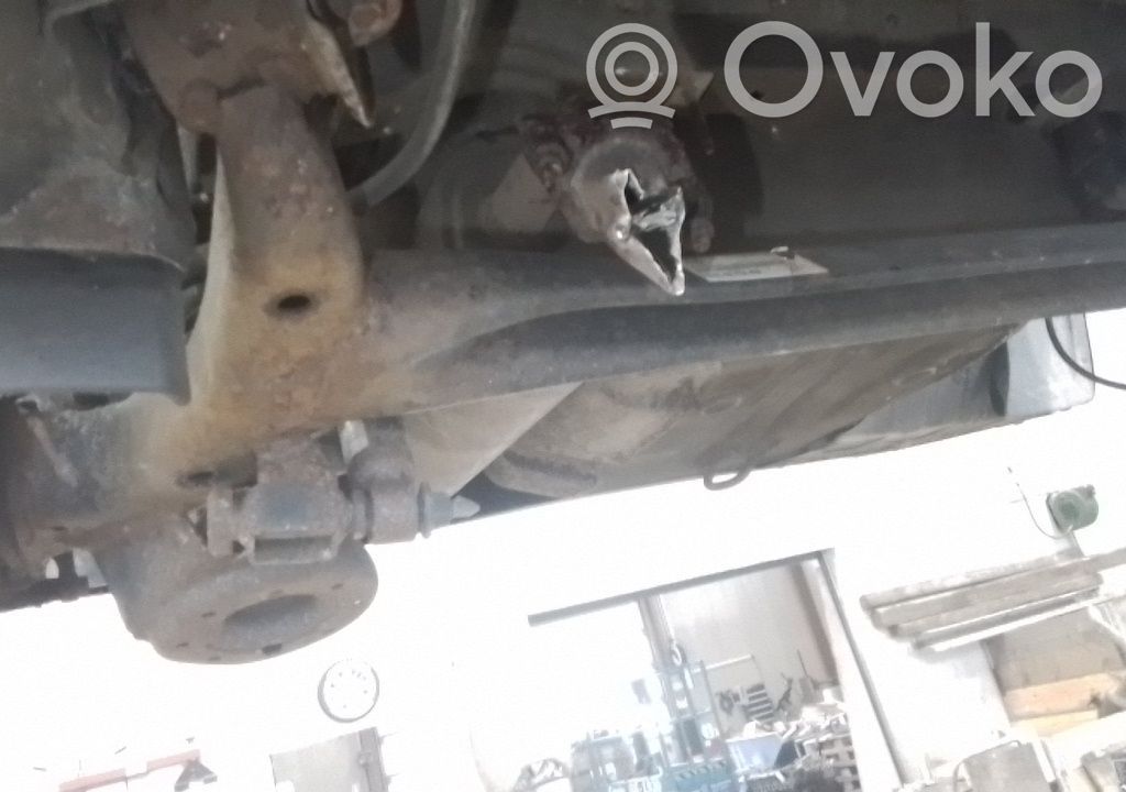 Eje trasero   551001W610