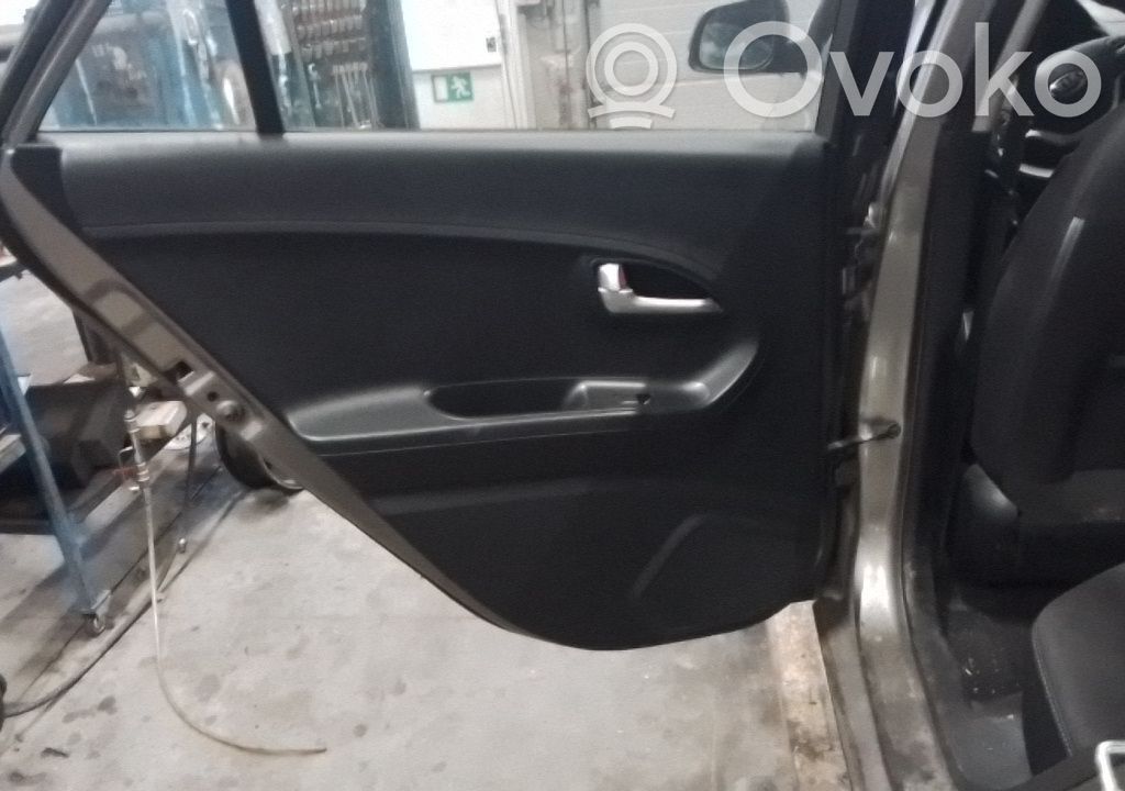 Apšuvums aizmugurējām durvīm   833071Y000BHA