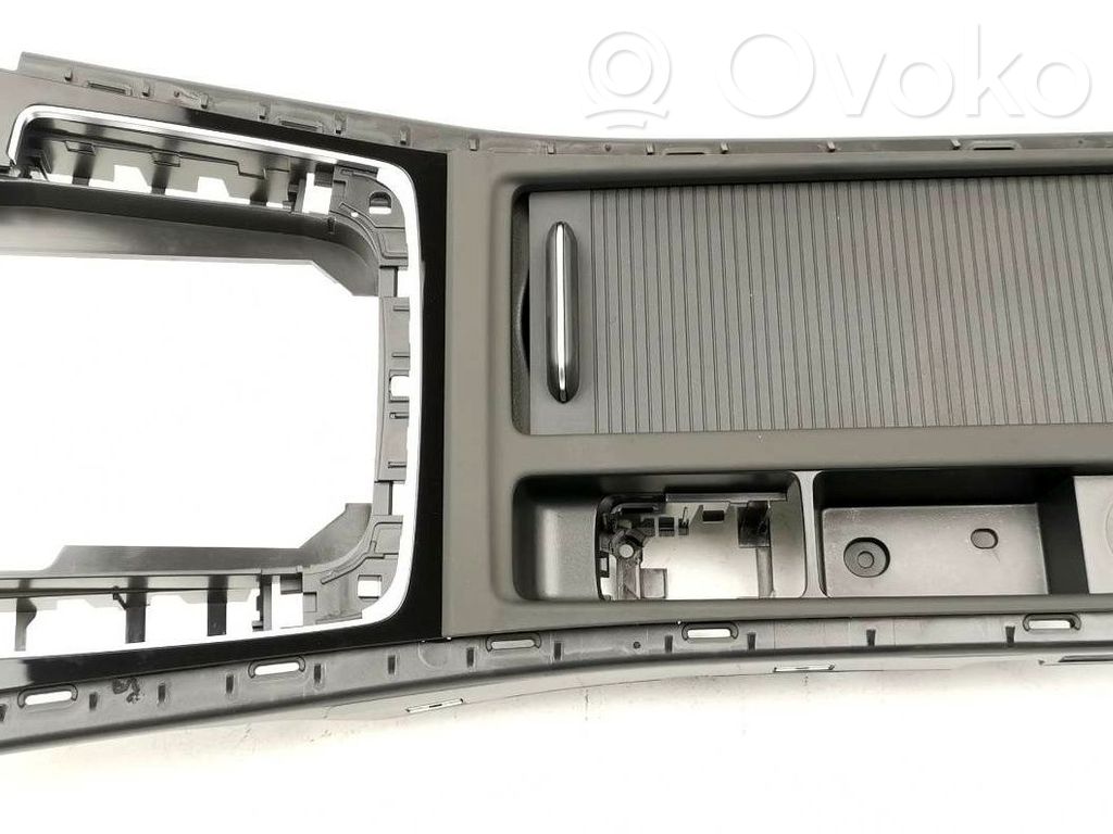 Volkswagen Golf VIII Keskikonsoli 