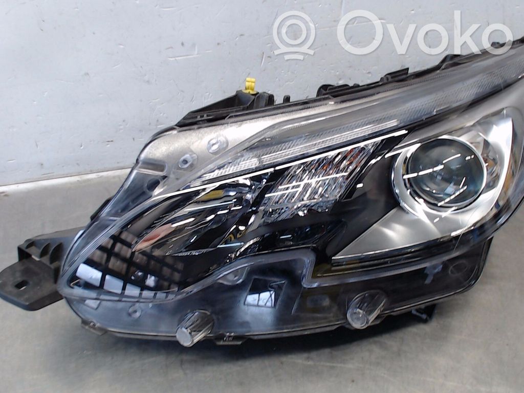 Peugeot 2008 I Lampa przednia 