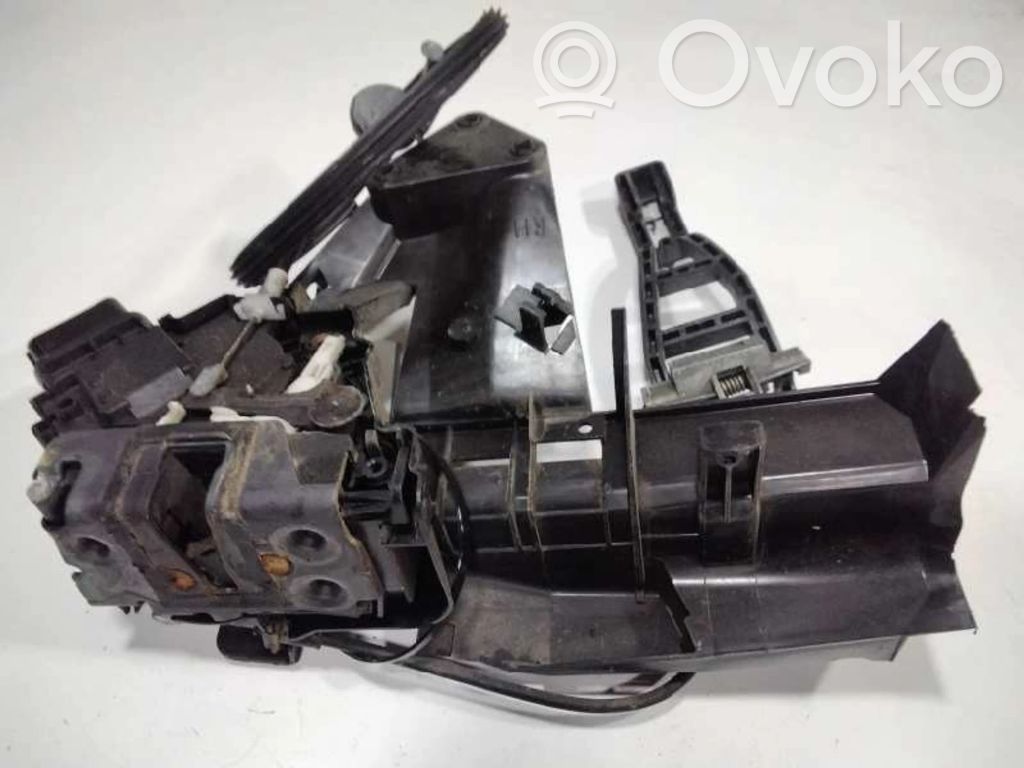 Priekšpusē slēdzene