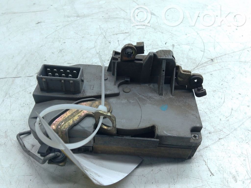 Peugeot 306 Priekšpusē slēdzene 