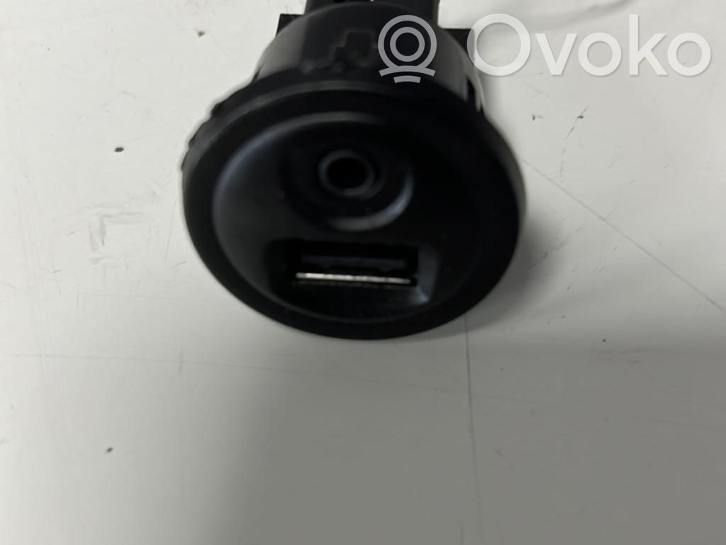 Peugeot 208 I Enchufe conector USB 