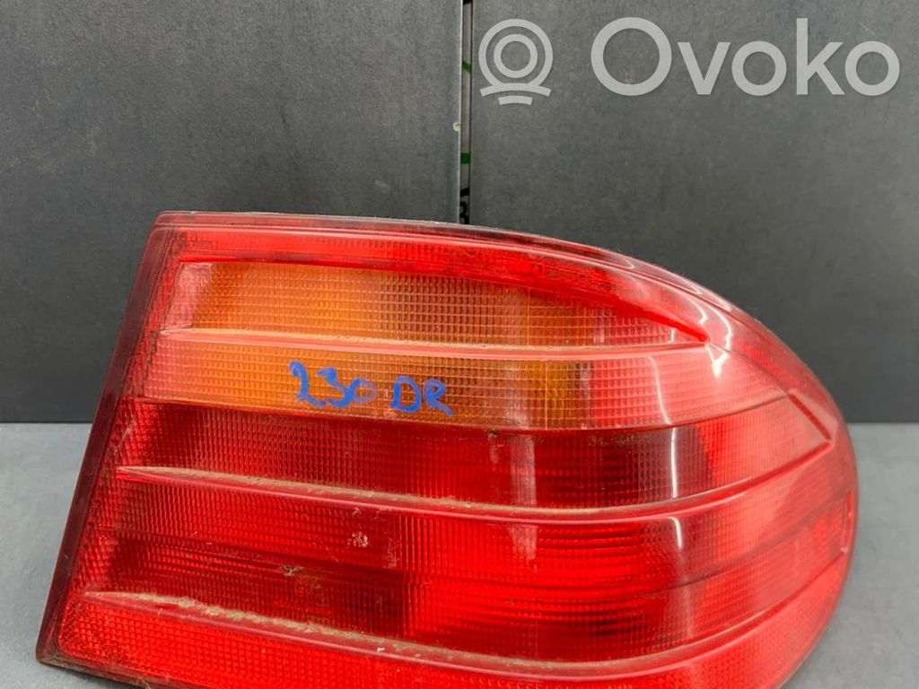 Mercedes-Benz E W210 Parte del faro posteriore 