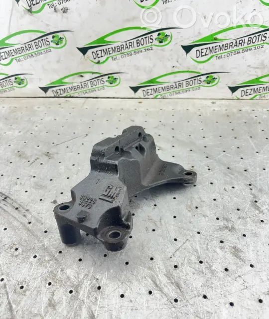 Engine mounting bracket   RY1OVFNC