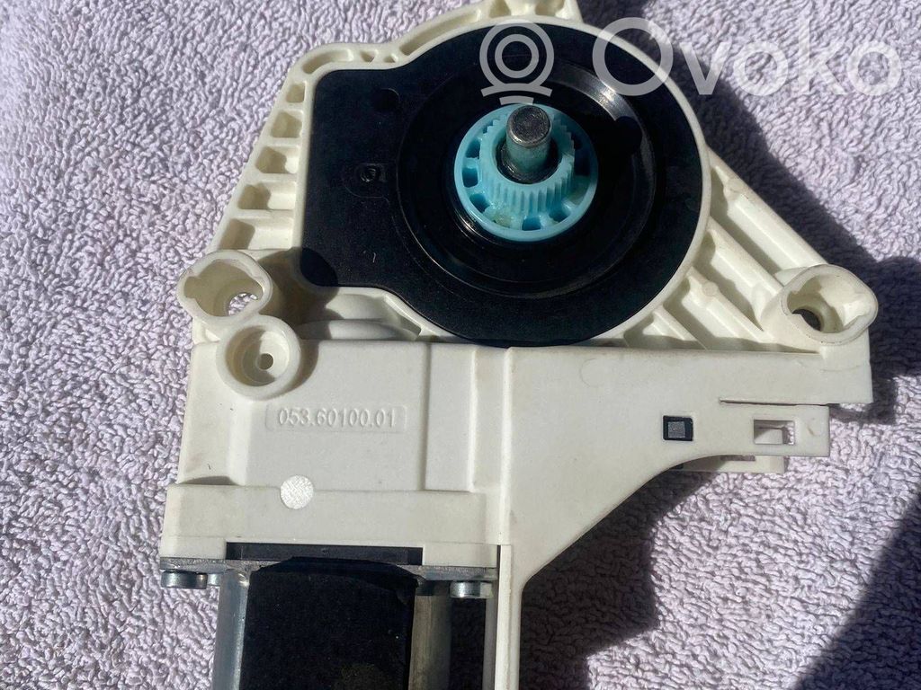 Audi A4 S4 B8 8K Motor del regulador de la ventanilla de la puerta delantera 
