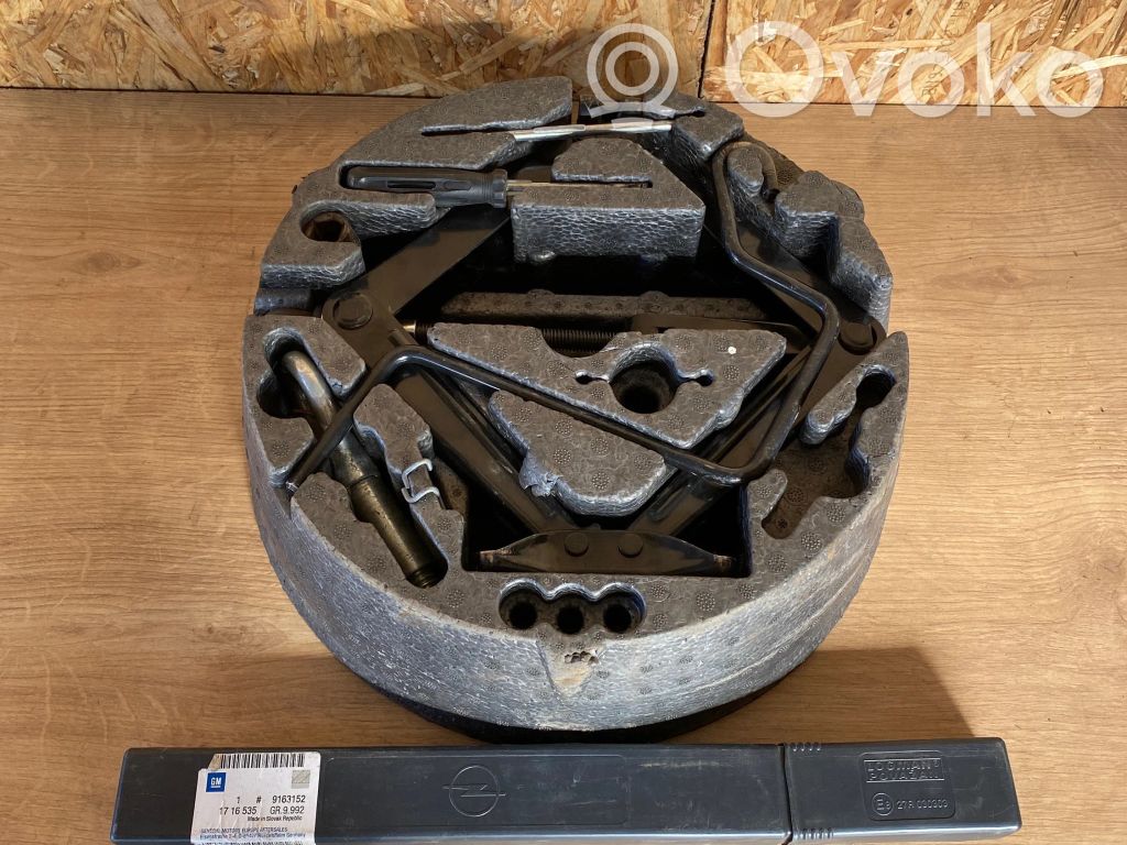 Spare wheel mounting bracket
