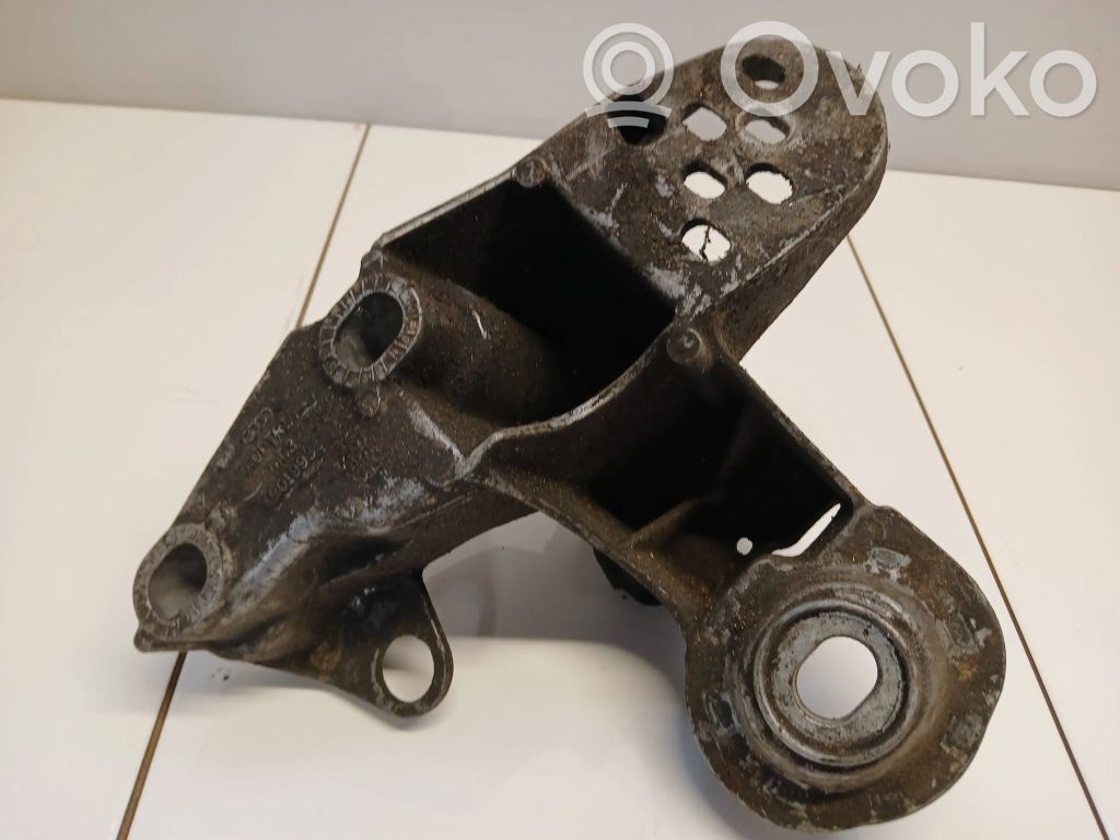 Volkswagen PASSAT B5 Engine mounting bracket 