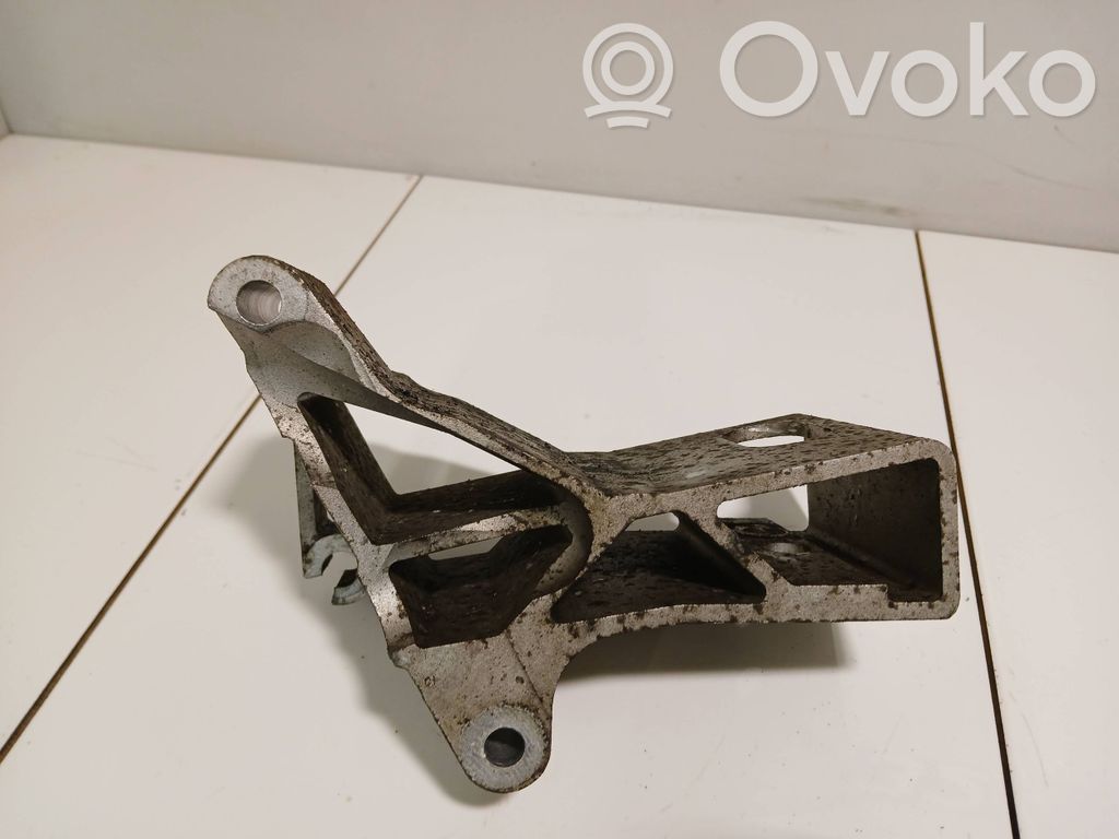 Volvo XC90 Engine mounting bracket 