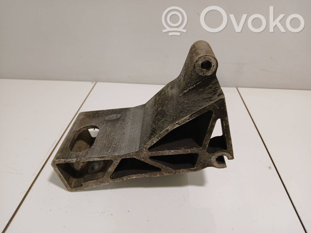 Volvo XC90 Engine mounting bracket 