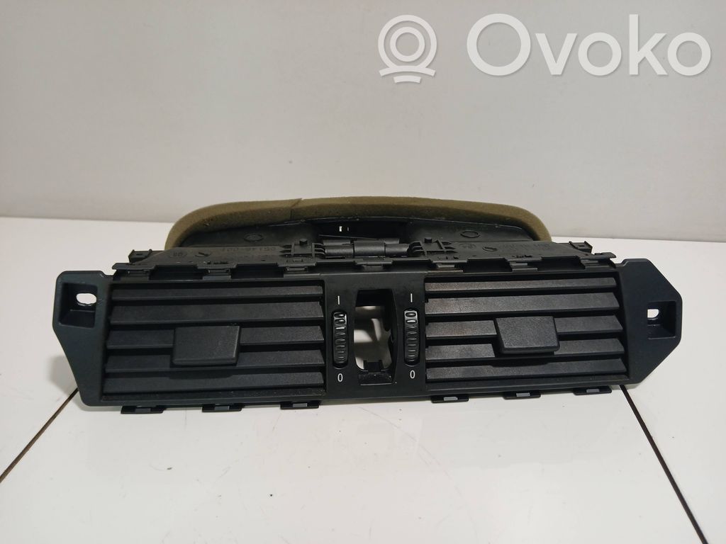 Rejilla de ventilación central del panel   6910734,7009275,141218