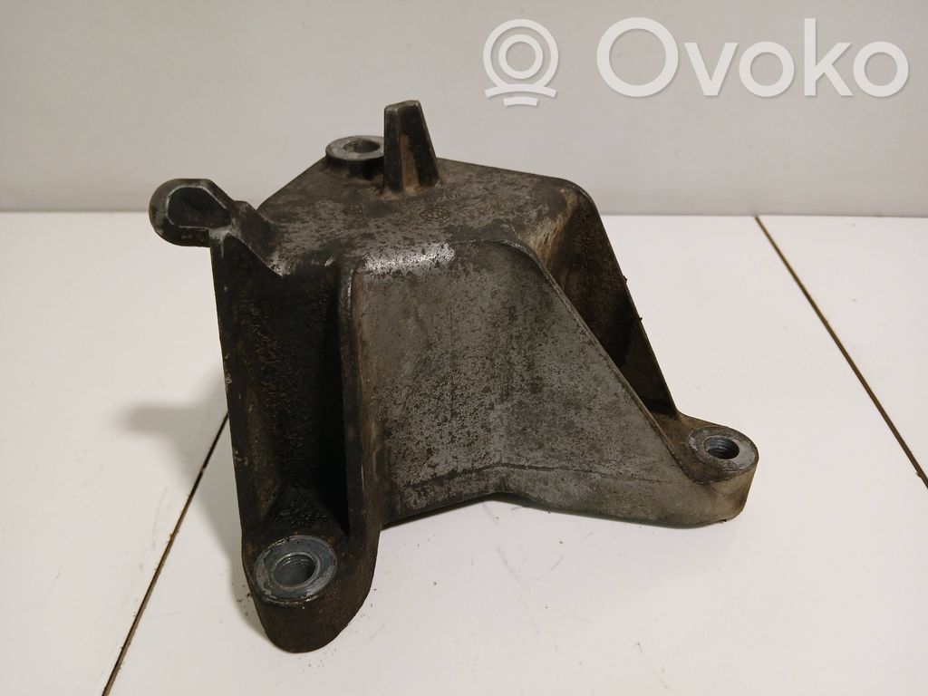 Opel Insignia A Engine mounting bracket 