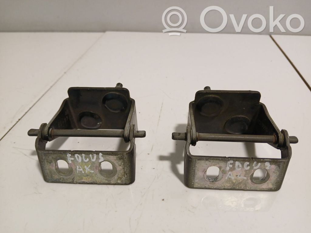 Ford Focus Tailgate/trunk/boot hinge 
