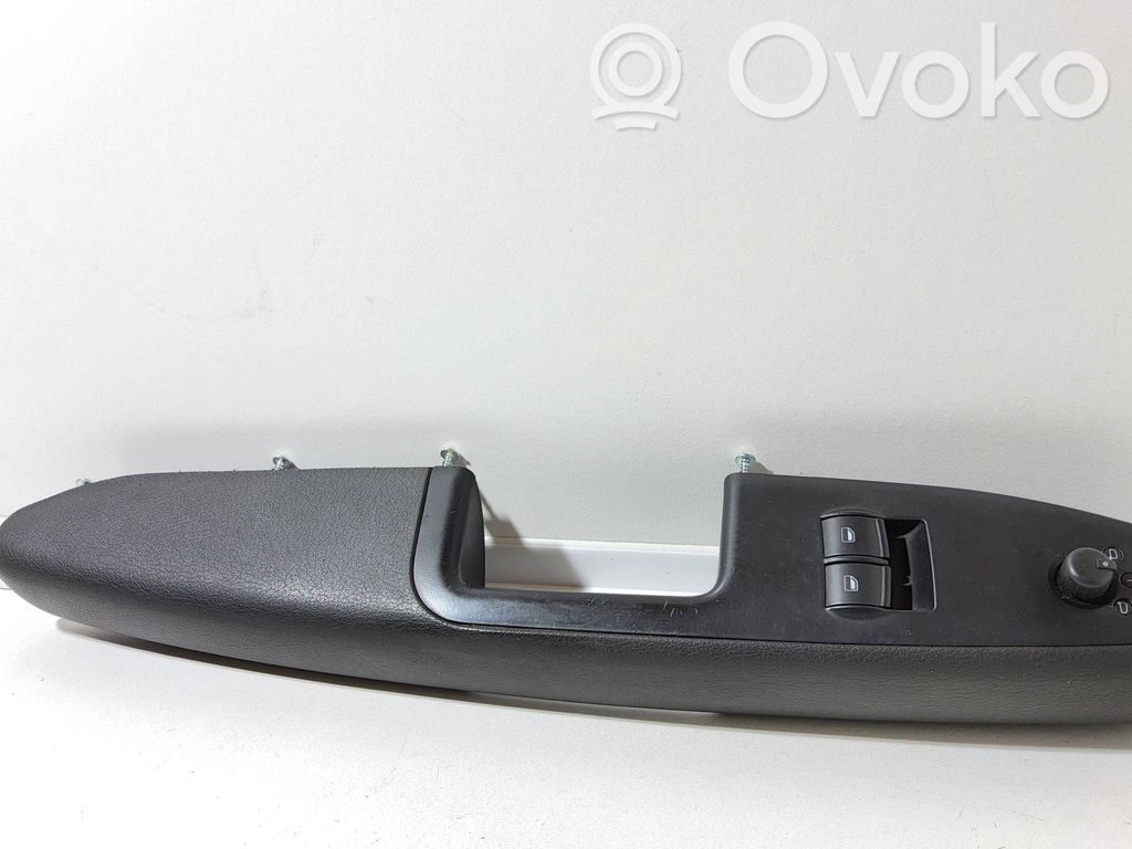 Audi A4 S4 B7 8E 8H Obudowa klamki wewnętrznej drzwi przednich 