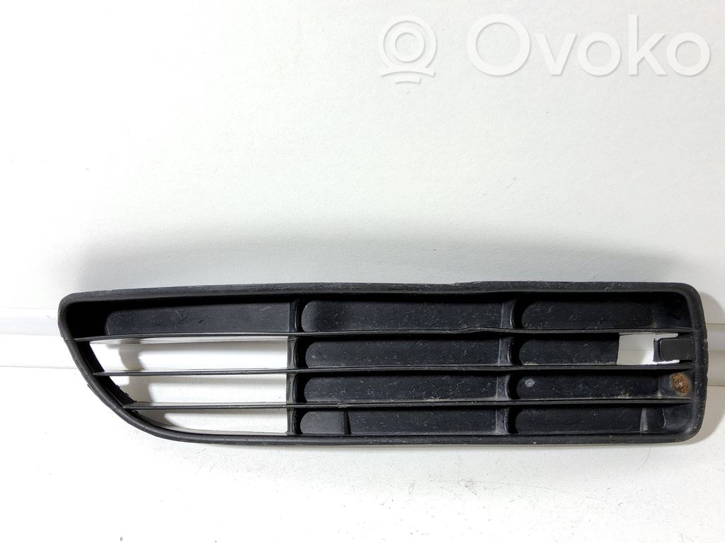 Audi A4 S4 B5 8D Etupuskurin alempi jäähdytinsäleikkö 