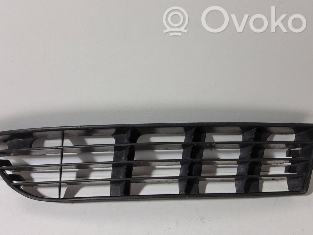 Audi A6 S6 C4 4A Etupuskurin alempi jäähdytinsäleikkö 