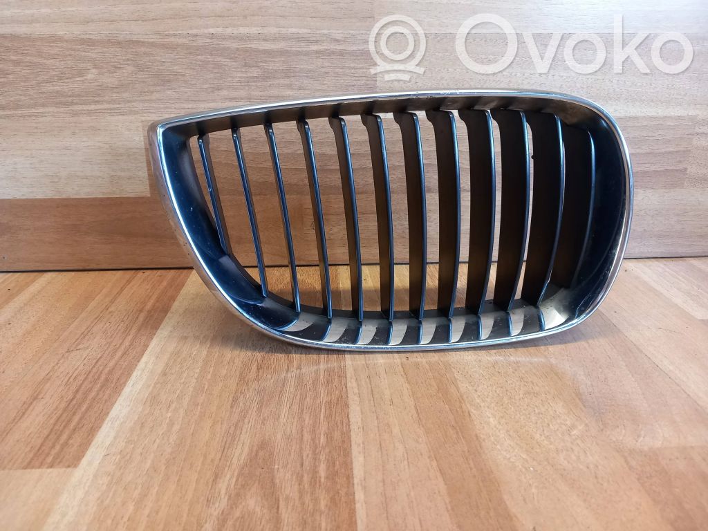 BMW 1 E81 E87 Grotelės viršutinės 
