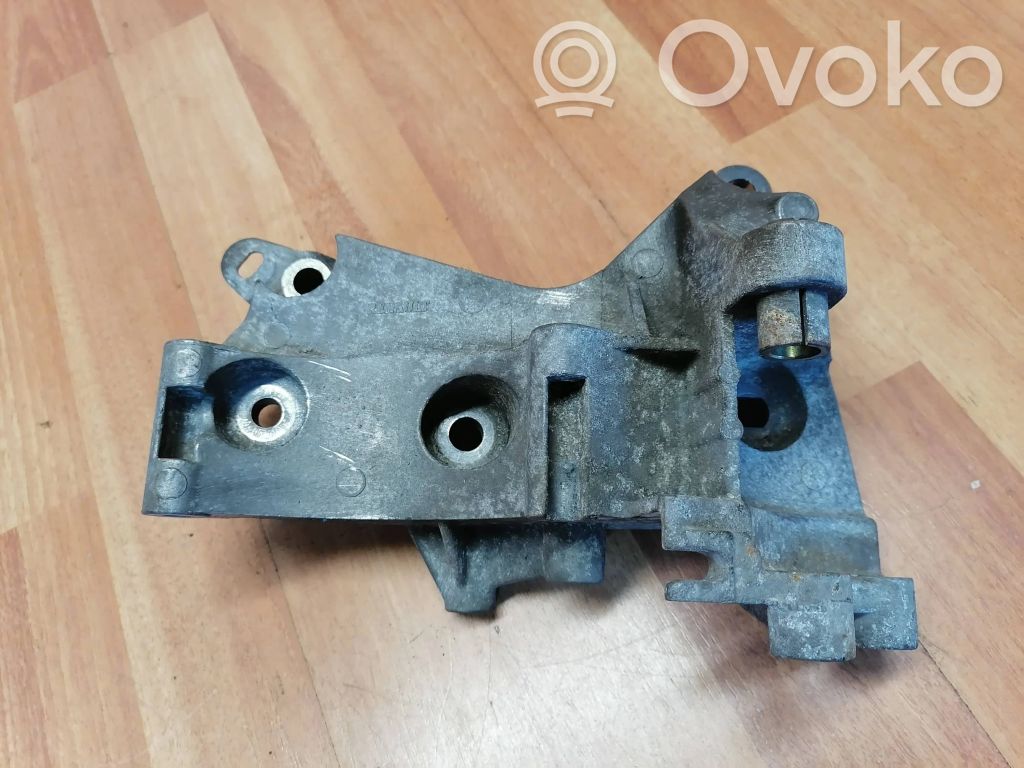 Engine mounting bracket   8200185605,8200393718