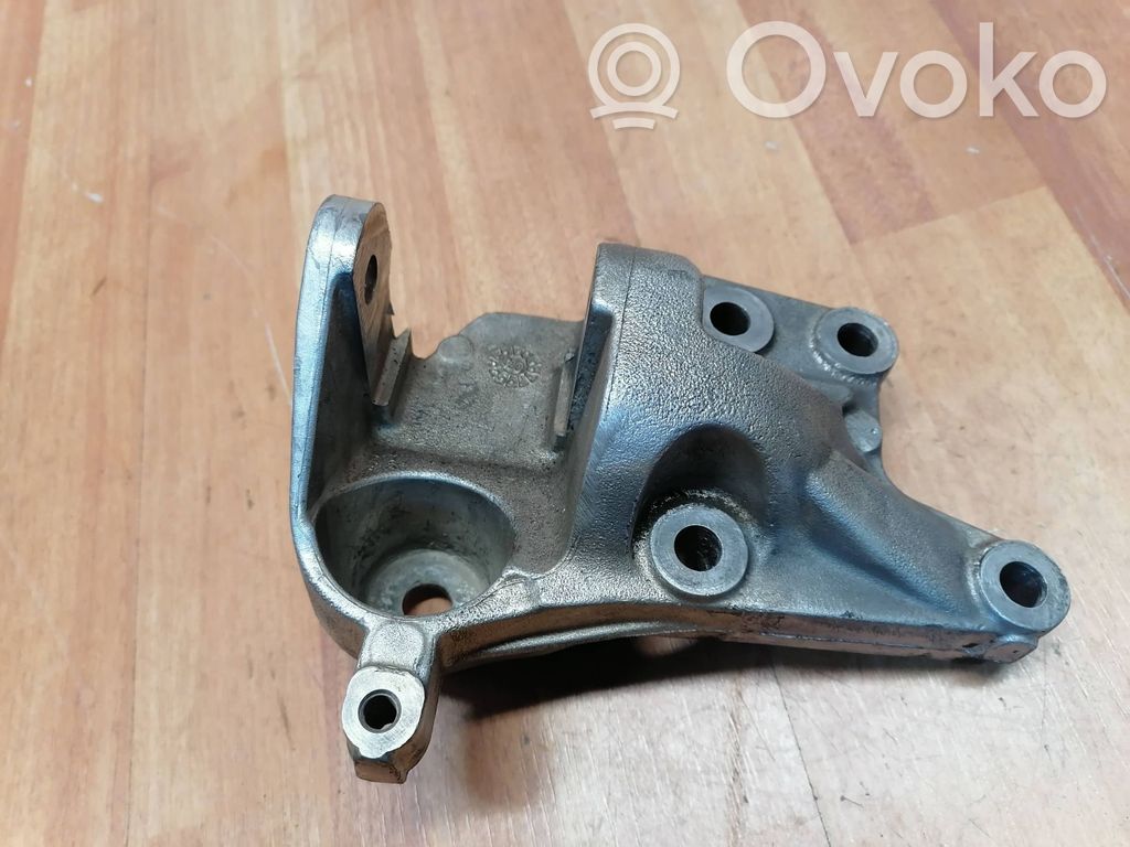 Peugeot 407 Engine mounting bracket 