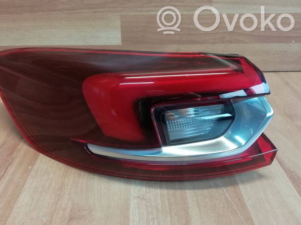 Opel Insignia B Aizmugurējais lukturis virsbūvē 